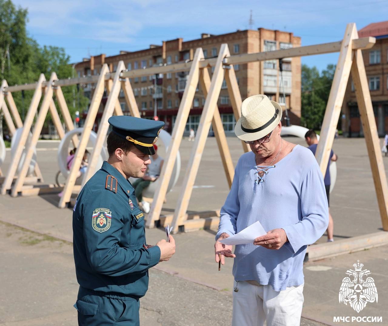 Ставка на профилактику Сотрудники МЧС России совместно со специалистами городской Администрации ведут активную профилактическую работу с жителями. «Профилактика — ключ к спасению! - подчеркивает инспектор Владислав Коваль. — Девиз МЧС России "Предупреждение. Спасение. Помощь" начинается именно с предупреждения. Соблюдение элементарных правил пожарной безопасности – это прямой путь сохранить не только имущество, но и самое ценное – жизнь». Инспекторы МЧС России напоминают: соблюдай особую осторожность при обращении с огнем; внимательно следи за отдыхом детей, объясни им все опасности открытого огня; не оставляй без присмотра включенные электро- и газовые плиты; следи за состоянием электрооборудования и электропроводки; установи пожарный извещатель - он предупредит об опасности; приобрети огнетушитель: поможет справиться с пожаром на начальной стадии. Безопасность начинается с тебя! МЧС Республики Коми