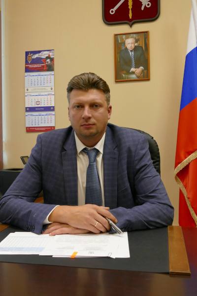 Максима Романцова назначили на должность врио главы Центрального района Петербурга Информацию о кадровом решении опубликовали на сайте Смольного. Временное исполнение обязанностей главы администрации возложено на заместителя главы администрации этого района Максима Романцова. Про должностные изменения, связанные с главой района Еленой Фёдоровой, которая сейчас находится в официальном декретном отпуске, не сообщается. Но ряд источников пишет, что Фёдорова могла покинуть должность. : Смольный : СПб — отдай свой буст нам