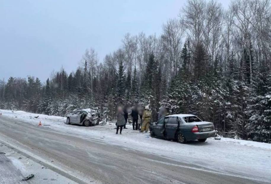 В Тайшетском районе произошло смертельное ДТП, в результате которого погибли 62-летняя женщина и 10-летняя девочка, сообщает пресс-служба ГАИ Иркутской области.   Авария случилась на федеральной трассе «Сибирь» в 13:30, когда водитель «Лады Приора» при обгоне грузовика DongFeng столкнулся с встречной Toyota Premio, которая от удара врезалась в грузовик.   Водители и два пассажира легковых автомобилей госпитализированы. Установлено, что у водителя «Лады» не было прав. Проводится проверка.    Хотите чем-то поделиться? Присылайте фото и видео нам   Лучшее опубликуем!