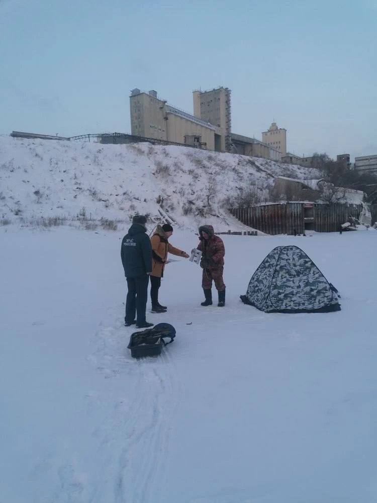 В Барнауле продолжаются профилактические рейды по безопасности с огнем и на воде 8 января оперативной группой Управления по делам ГОЧС г Барнаула совместно с представителем администрации Центрального района и сотрудником пожарно спасательного отряда федеральной противопожарной службы проведен профилактический рейд по обеспечению пожарной безопасности в частном секторе по улице Промышленная С жителями проведены беседы по соблюдению правил пожарной безопасности при эксплуатации печного и газового оборудования электроприборов Вручены памятки с правилами пожарной безопасности и телефонами экстренных служб Также проведен рейд по безопасности на водоеме Ковш в Центральном районе города С любителями подледного лова рыбы проведены беседы розданы памятки по соблюдению безопасности на льду