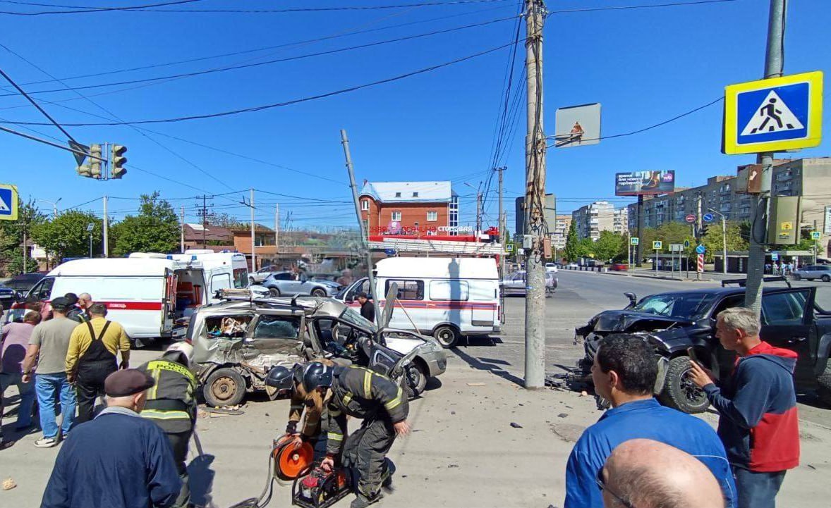 В Ростове-на-Дону в результате ДТП двое пострадавших оказались заблокированы в автомобиле Днём на Западном в Ростове, на пересечении улиц Стачки и Малиновского, произошло серьёзное ДТП. Пикап протаранил «Lada Largus» и отбросил её в столб. В результате удара водителя и пассажира отечественного автомобиля зажало в салоне — потребовалась помощь спасателей с гидравлическим инструментом, чтобы их освободить. Водитель пикапа, по предварительной информации, не получил травм. По словам очевидцев, за рулём «Лады» находился нетрезвый мужчина, который якобы выехал на красный свет. Официальных комментариев от ГАИ по поводу происшествия пока не поступало. Подписаться на "Новости Ростова" Прислать новость
