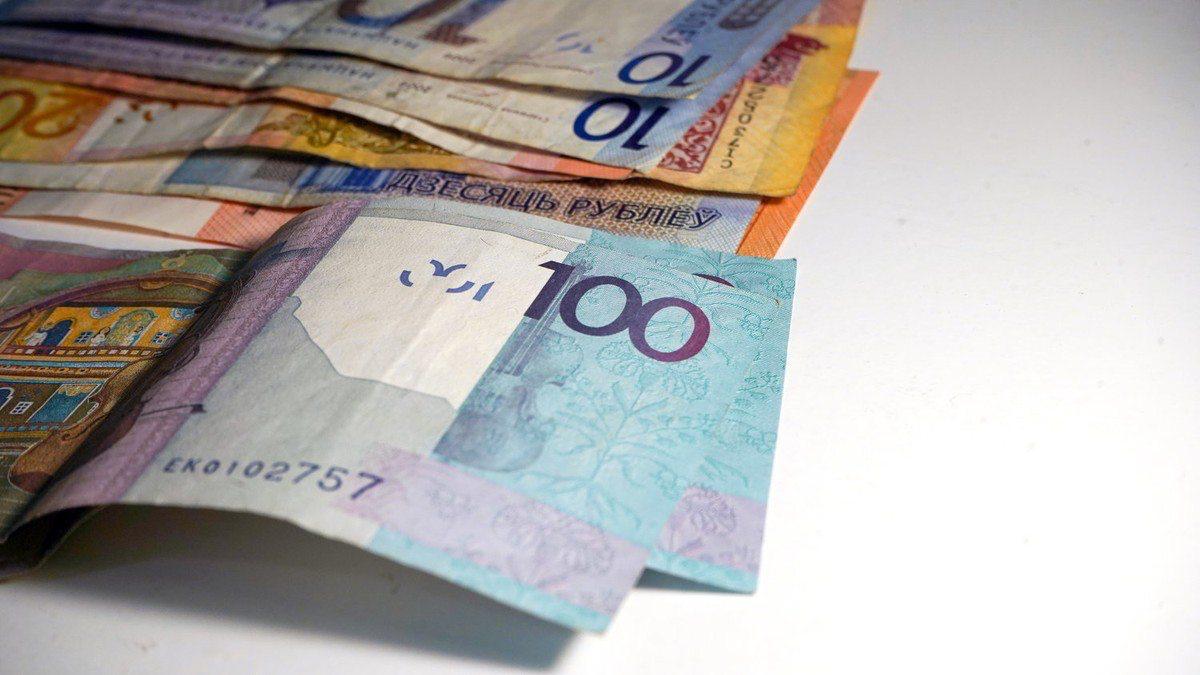 Александр Лукашенко подписал закон о бюджете на 2026 год Бюджет на 2026 год утвержден по доходам в сумме 54 4 млрд рублей и расходам 58 7 млрд рублей По сравнению с текущим годом доходы вырастут на 12 4 расходы на 10 4 Дефицит республиканского бюджета утвержден в сумме 4 3 млрд рублей Это менее 1 5 ВВП Основной прирост доходов обеспечат НДС подоходный налог налог на прибыль и поступления от внешнеэкономической деятельности Налоговая нагрузка для подавляющего большинства плательщиков остается неизменной Подробнее