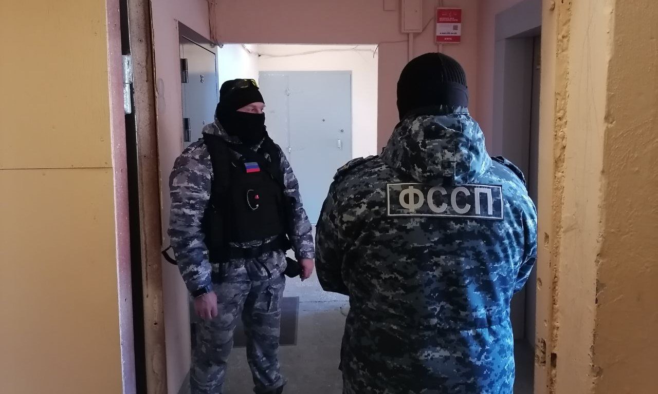 Количество выдворяемых из Прикамья мигрантов снизилось втрое В первом полугодии 2025 года из Пермского края были депортированы 80 иностранных граждан. Это в три раза меньше, чем в аналогичном периоде прошлого года. Об этом сообщает пресс-служба Главного управления Федеральной службы судебных приставов ГУ ФССП по Пермскому краю. Больше всего выдворенных — граждане Узбекистана 25 человек , второе место заняли уроженцы Таджикистана 22 человека . Также незаконно находились на территории региона выходцы из других бывших советских республик — Кыргызстана, Армении и Казахстана.