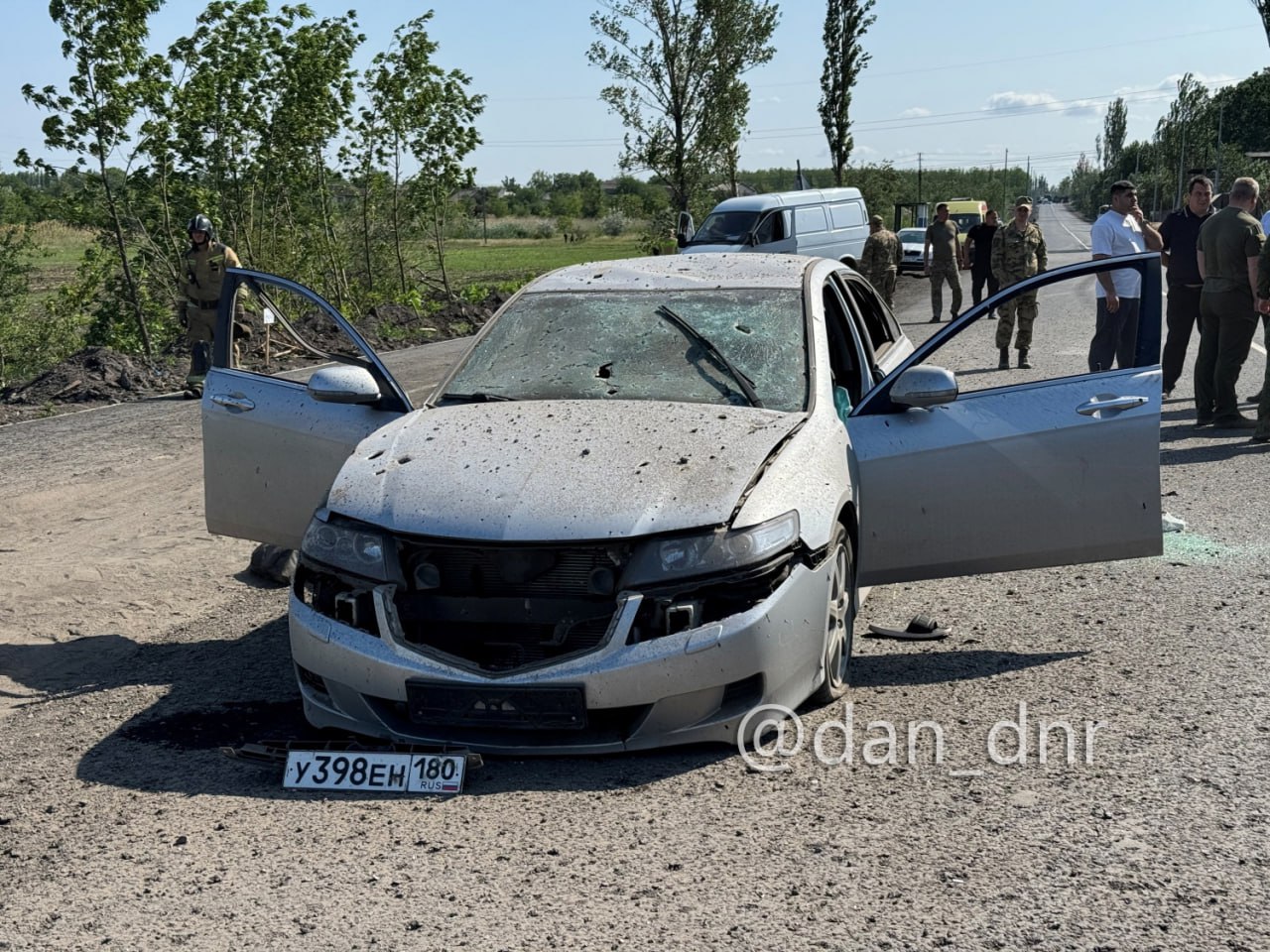 Два мирных жителя погибли в Макеевке в результате обстрела со стороны ВСУ сегодня утром. По предварительным данным, удар наносился из РСЗО «Хаймарс». Ранения несовместимые с жизнью получили двое мирных жителей, которые находились в автомобиле. В Следкоме отметили, что противник вел огонь по мирному району, где отсутствуют вооружение и военная техника. #Макеевка #Обстрел #Хаймарс