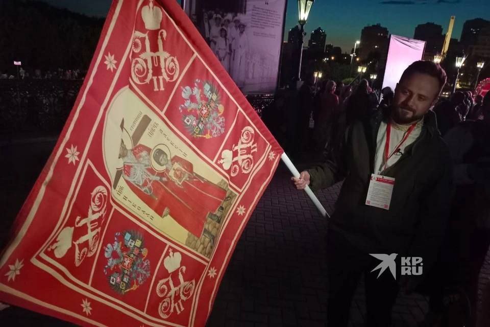 Военкор «Спаса» Андрей Афанасьев привез на Царский крестный ход, который проходит сегодня ночью в Екатеринбурге, стяг, водруженный над освобожденным Угледаром в ДНР. Со слов военкора, привезти стяг в Екатеринбург было настоянием российских бойцов. В Екатеринбурге сегодня ночью проходит Царский крестный ход - одно из самых массовых мероприятий на Урале, собирающее десятки тысяч паломников.