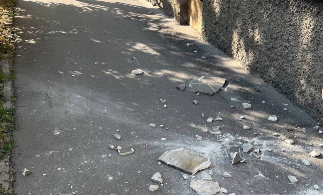 В Симферополе по улице Тургенева обрушился фасад многоквартирного дома. Прокуратура организовала проверку. «Целью надзорных мероприятий является выяснение причин обрушения и установление ответственных лиц, а также принятие мер по недопущению подобных инцидентов в будущем», - сообщили в пресс-службе надзорного ведомства.