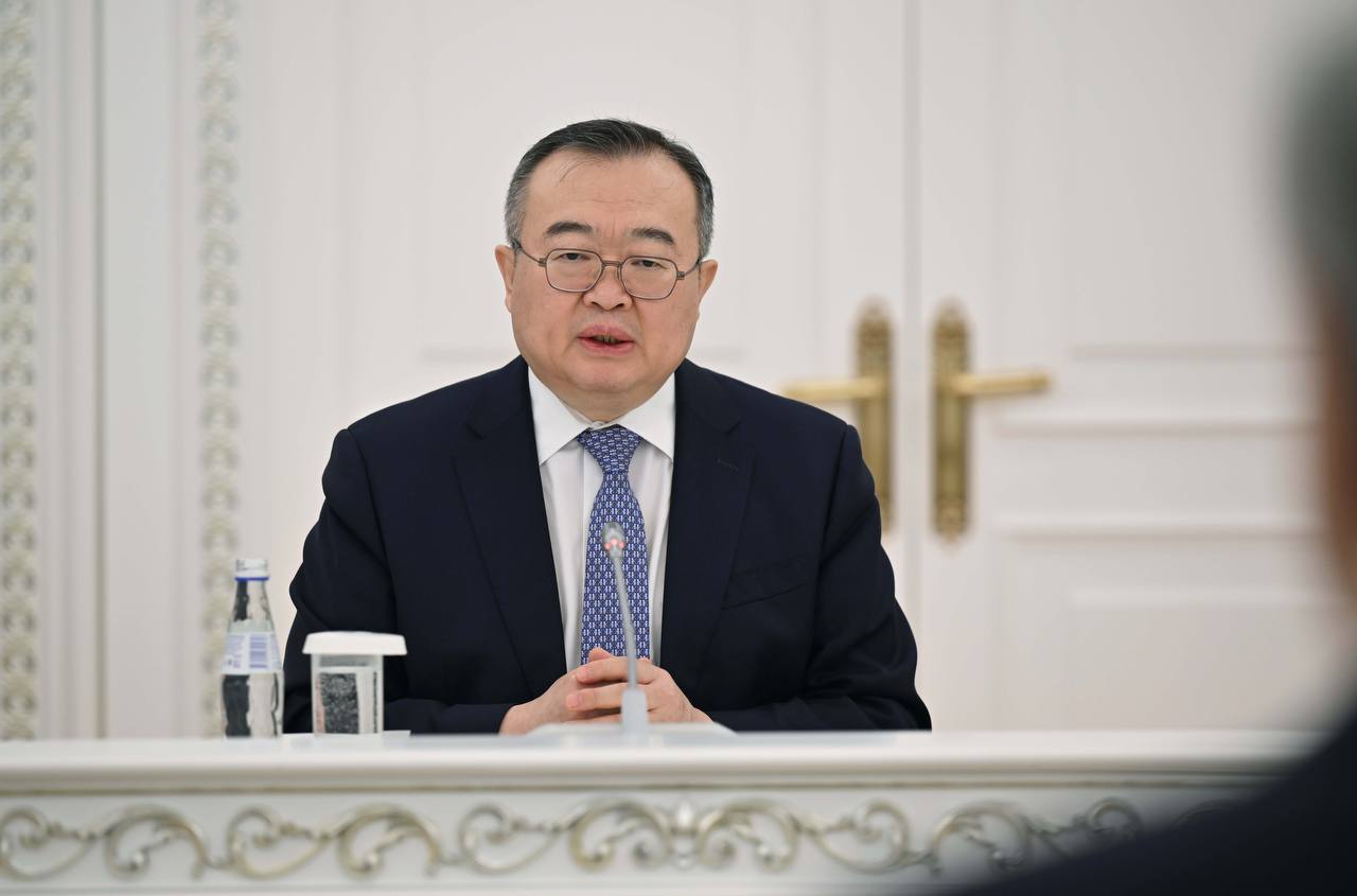 В Китае задержан высокопоставленный дипломат Лю Цзяньчао — WSJ  Он с 2022 года возглавляет Международный отдел Коммунистической партии Китая – агентство по связям с зарубежными политическими партиями, действующее параллельно с МИД Китая. Ожидалось, что Лю станет новым главой МИД республики.  Подробности задержания неясны и, возможно, никогда не будут раскрыты, но наиболее вероятной причиной допроса высокопоставленных чиновников китайского правительства являются вопросы, связанные с коррупцией.