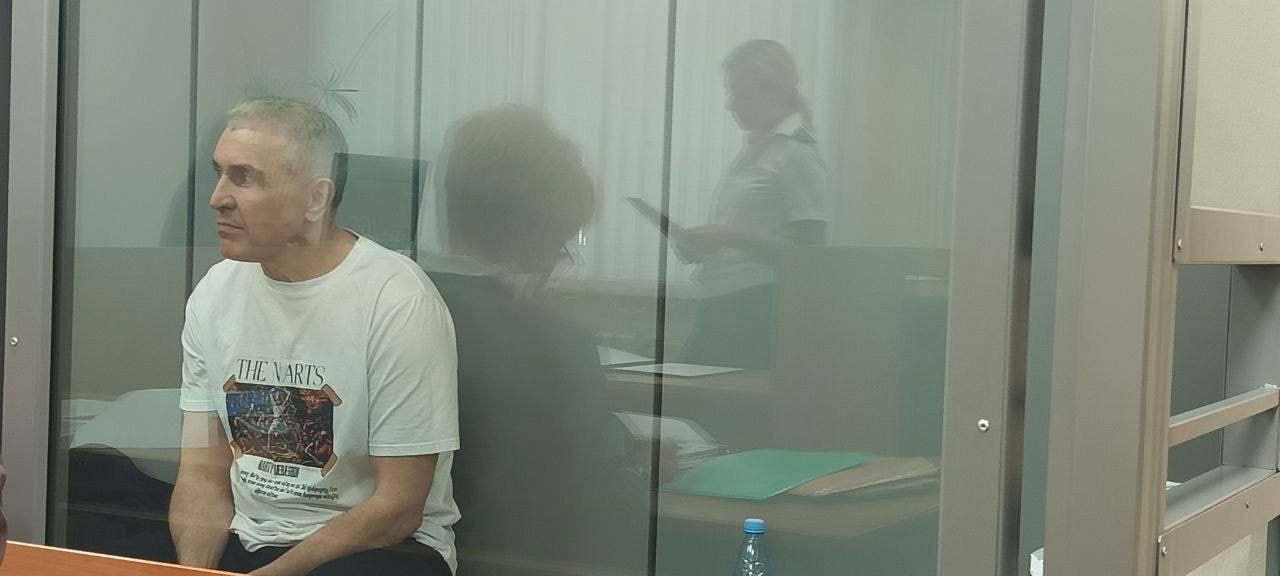 В суде начались прения по делу экс-главы самарского минтранса Ивана Пивкина  В Октябрьском районном суде Самары перешли к прениям сторон по делу экс-главы регионального минтранса Ивана Пивкина. Бывший чиновник обвиняется в превышении должностных полномочий  п. «е» ч. 3 ст. 286 УК РФ .  Силовики задержали экс-главу регионального минтранса в его рабочем кабинете в июне 2024 года. Тогда же Ивана Пивкина арестовали.  По версии следствия, в сентябре 2023 года бывший чиновник незаконно поручил признать победителем аукциона на ремонт автодороги Самара — Новокуйбышевск ООО «Амонд», хотя тендер должно было получить ПАО «ДОРИСС». Компания подала жалобу в региональное УФАС, и итоги торгов были отменены. Победителем признали фирму «ДОРИСС», с которой заключили контракт на сумму более 1 млрд руб.  Ранее экс-глава регионального минтранса просил суд перевести его под домашний арест из-за необходимости соблюдать предписанную медиками диету. А Вячеслав Яблоков сказал, что готов предоставить Ивану Пивкину свою трехкомнатную квартиру, если суд решит изменить меру пресечения бывшему чиновнику. Однако в удовлетворении ходатайства бывшему министру транспорта и автодорог Самарской области было отказано.  Источник: ПАПКА ПЕРВОГО