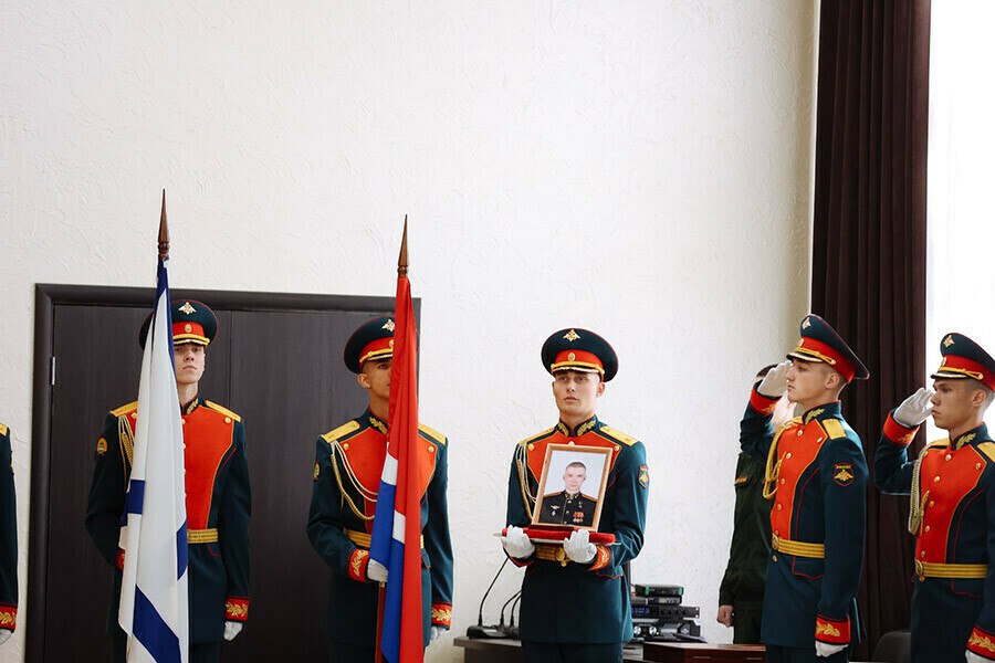 В Приамурье открыли памятную доску в честь Героя России Артёма Омельяненко – выпускник ДВОКУ был командиром штурмового взвода и геройски погиб от тяжелого ранения в зоне специальной военной операции. Мемориальную доску установили на здании школы в селе Никольское, где учился Артем. Инициатива установки памятных досок Героям России на школах, где они учились, принадлежит Общероссийской общественно-государственной организации «Российское военно-историческое общество». Как сообщал Amur.life, Артём Омельяненко родился и вырос в селе Никольское Белогорского района Амурской области. После срочной службы поступил в ДВОКУ. Училище окончил с отличием. В августе 2023 года его направили зону СВО на Угледарском направлении, где назначили командиром штурмового взвода. 25 января 2024 года гвардии лейтенант Артём Омельяненко погиб при освобождении села Новомихайловка в ДНР.