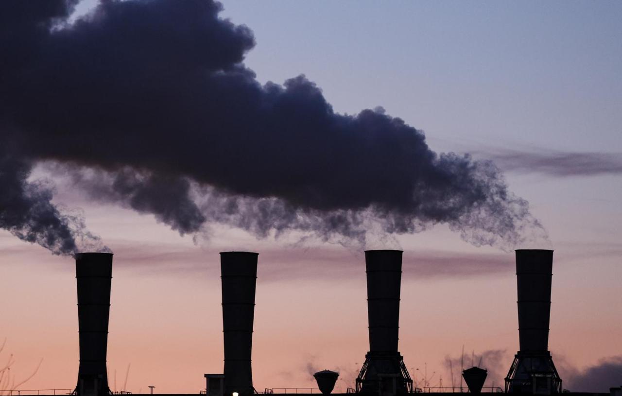 65 крупных загрязнителей утвердили планы по снижению выбросов в проекте Чистый воздух В эксперименте участвуют 210 объектов и планы согласованы для 136 из них В 2025 году прошло 162 контрольных мероприятия по итогам которых зафиксировано выполнение 309 мер по снижению выбросов и выявлено 40 невыполненных Менее активно планы утверждают в Братске Челябинске и Чите там доля ниже 50 Эксперимент по квотированию выбросов в 12 городах завершится 31 декабря 2026 года