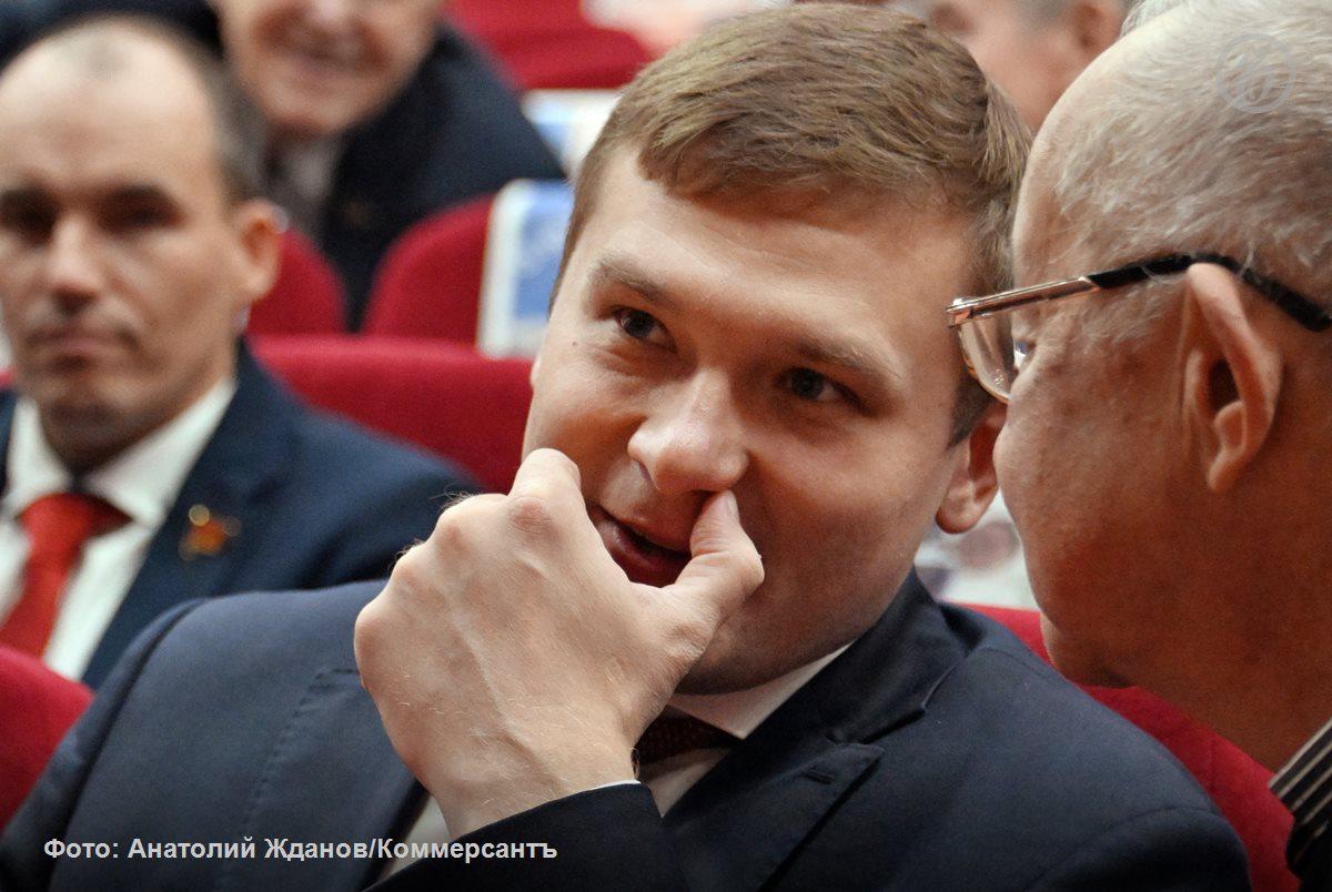 Представляющий КПРФ глава Хакасии Валентин Коновалов вновь отказался подписывать закон, принятый подконтрольным «Единой России» парламентом республики. На этот раз коммунист заблокировал инициативу о переходе региона на одноуровневую систему местного самоуправления, которая предполагает ликвидацию самостоятельных сельских поселений.   Спикер Сергей Сокол  ЕР  пообещал преодолеть вето господина Коновалова, напомнив, что у парламента уже есть подобный опыт: в мае депутаты «продавили» закон о межбюджетных отношениях. Правда, тогда губернатор в ответ обратился в суд.    Как губернатор-коммунист Валентин Коновалов снова заблокировал закон единороссов — в материале «Ъ».     Подписывайтесь на «Ъ» Оставляйте «бусты»