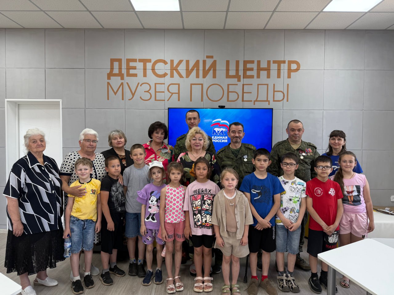 В Алчевске состоялась встреча с поэтами, пишущими про СВО По инициативе Секретаря Алчевского отделения партии «Единая Россия» Светланы Гребеньковой единороссы организовали встречу поэтов, пишущих о событиях на Донбассе, с участниками СВО: Юрием Солдатенко, Сергеем Катасоновым, и Артемом Изотовым, а также членами семей наших защитников и юными алчевцами. Свои авторские стихи о спецоперации, любви к Родине, о наших героях и защитниках зачитали поэты: Валентина Гагалий, Наталья Зяброва, Лидия Шаптала и Лидия Линник-Илляшенко. Поэтическая встреча состоялась на базе детского центра Музея Победы, под руководством Ларисы Клеван. - Обращение к героическому прошлому нашей Отчизны - святой долг каждого гражданина. Только тот человек может всей душой любить свою Родину, защищать ее до последней капли крови, который знает ее прошлое и бережно хранит в памяти блестящие примеры наших земляков, их героизма и всего, что они прожили в эти нелегкие годы. Все это написано в сегодняшних стихах нашими поэтами. Хочется сказать огромное спасибо нашим защитникам Отечества, принимавшим участие в специальной военной операции. Низкий поклон вам. А нашим военнослужащим, которые сражаются с неонацистами, со всего сердца пожелать мира, здоровья и скорейшего возвращения к своим семьям! – прокомментировала Лариса Клеван. - Важно увековечивать память о происходящих событиях: нашими делами, поддержкой участников СВО и их семей, созданием памятных мест, а также новой культурной эпохой. Это произведения, которые касаются струн нашей души и памяти, а также могут поднимать моральный дух бойцов - ведь они знают о поддержке тыла. Стараемся сделать максимум для нашей общей Победы и сохранять культурный код. – поделилась член местного политсовета партии «Единая Россия» Анна Корсун. #ЕдинаяРоссия #ЕР81 #ЛитератураСВО #ПоэзияСВО #ДеньРусскогоЯзыка.