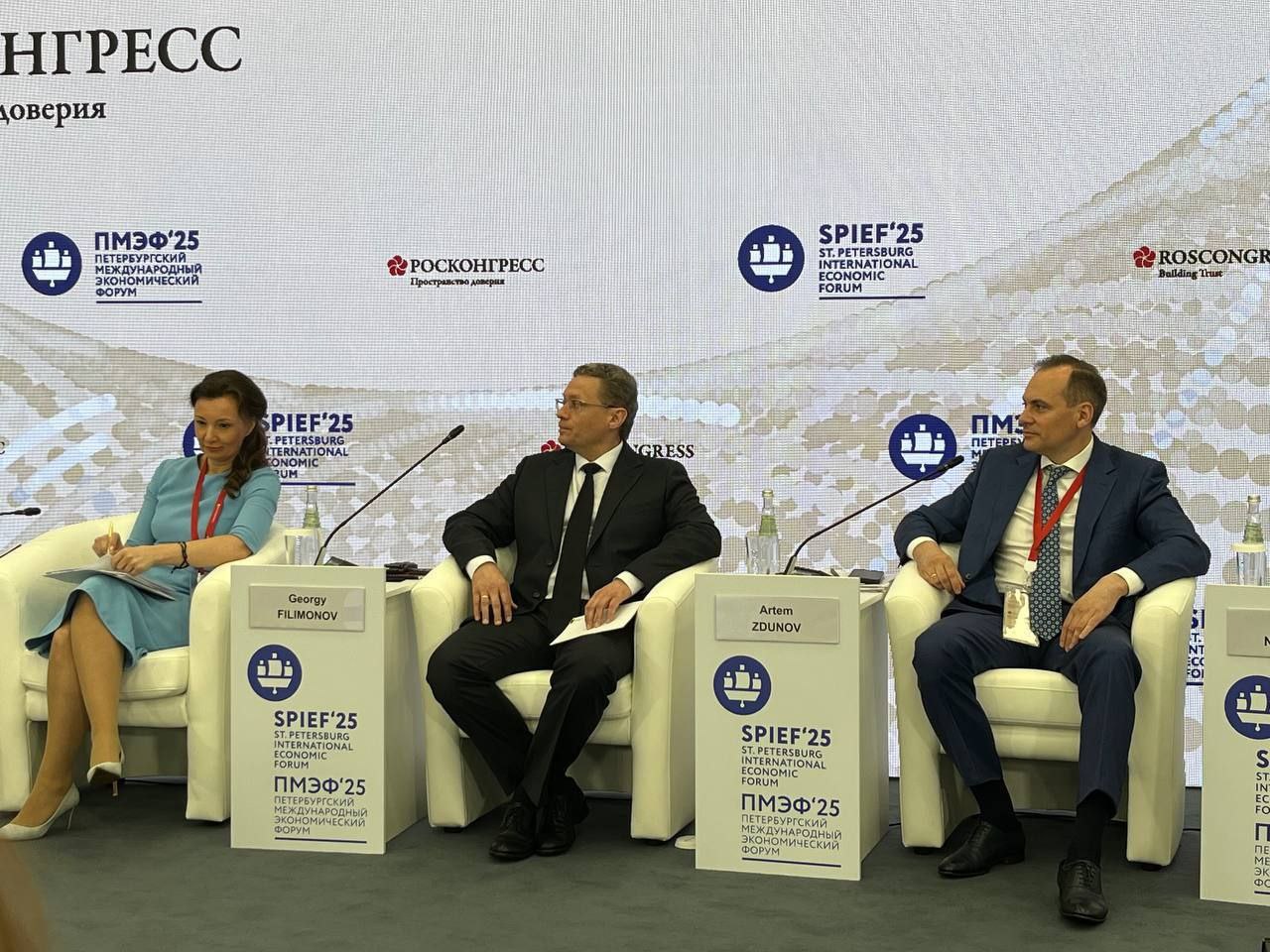 Уже через несколько минут на Петербургском международном экономическом форуме губернатор Вологодской области Георгий Филимонов выступит основным спикером панельной дискуссии сессии «Курс на рождаемость: какой должна стать демографическая политика». Инициативы Вологодчины по народосбережению и поддержке рождаемости и многодетных семей интересуют сегодн всех.