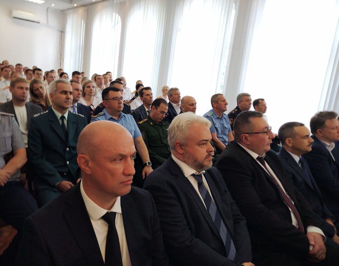 Павел Олейник - новый руководитель следственного управлении СК России по Самарской области Сегодня его представили коллективу следственного управления. Губернатор Вячеслав Федорищев принимает участие в мероприятии. Ранее Павел Олейник занимал должность первого заместителя главы следственного комитета по Татарстану. Он курировал два отдела по особо важным делам - общеуголовный и по налоговым преступлениям. SOVAINFO Прислать новость Больше новостей - на sovainfo.ru
