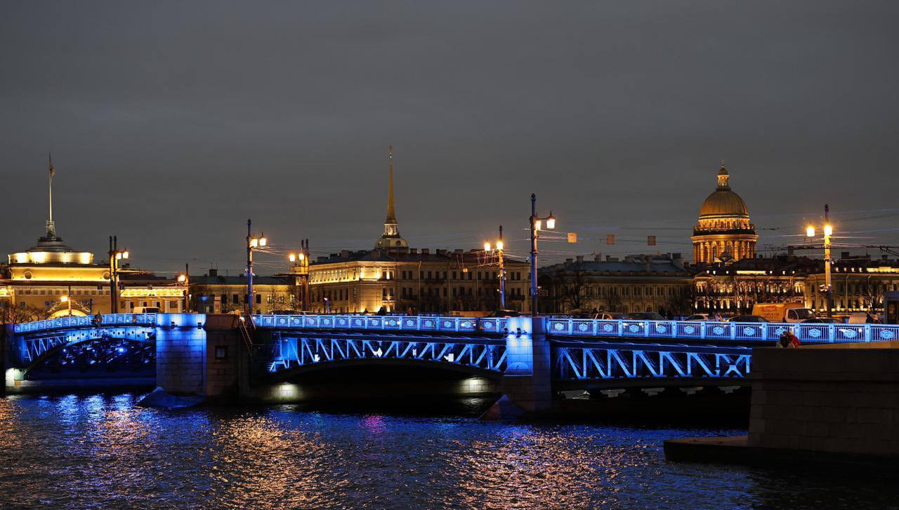 Мосты города зажглись синим светом в поддержку проекта Мечты сбываются От моста Дворцовый Троицкий и мост Бетанкура осветились синим цветом в честь старта 22 го сезона благотворительного проекта Мечты сбываются Акция стала символом надежды солидарности и доброты Василеостровский РК ostrova peterburga