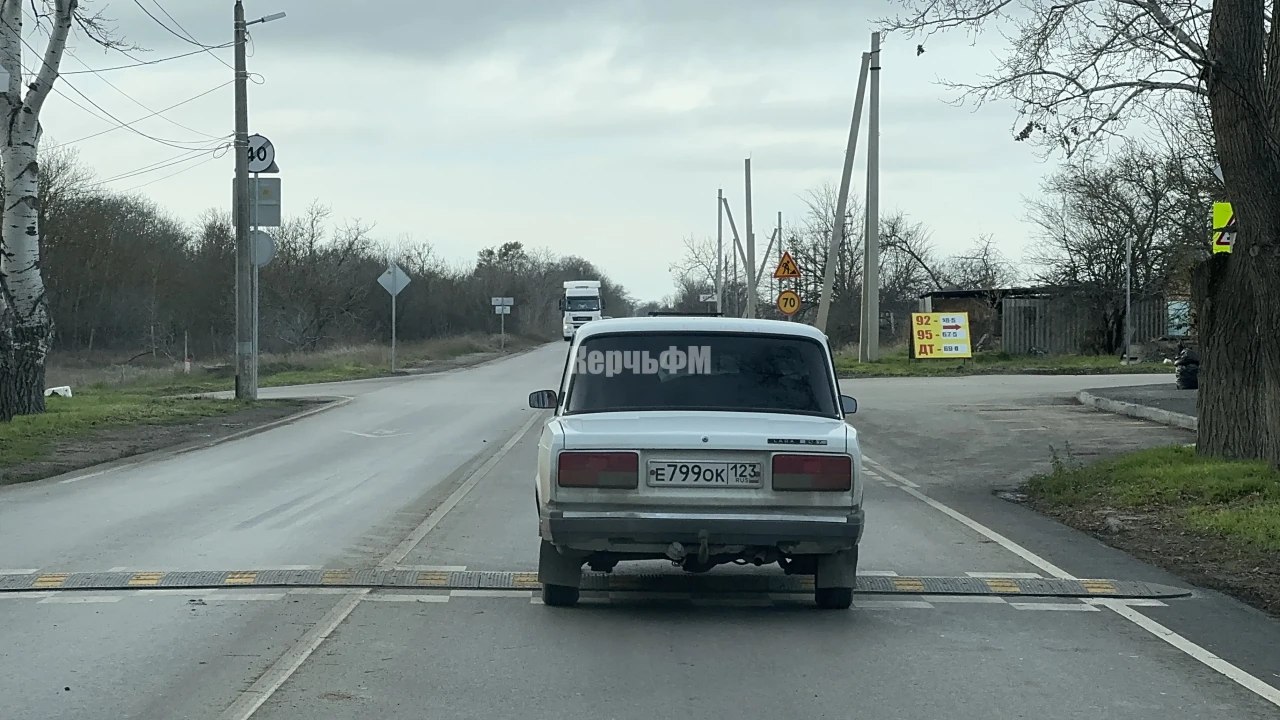 На Вокзальном шоссе появилось несколько «лежачих полицейских»  В Керчи, на Вокзальном шоссе, в районе аэропорта, установили несколько «лежачих полицейских». Дорожная служба установила соответствующие предупреждающие знаки, - передает КерчьФМ. Работы на 6 декабря еще велись.   Также появился ограничитель скорости около Хлебозавода.  Всего мы пока насчитали пять неровностей на проезжей части... подробнее