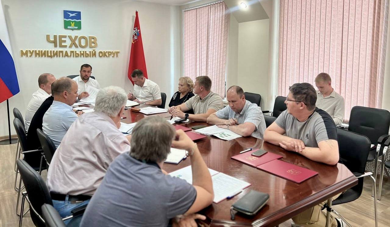 В Чехове продолжается ремонт и реконструкция объектов теплоснабжения В рамках часа по ЖКХ глава Чехова Михаил Собакин обсудил с представителями подрядных организаций ремонт и реконструкцию объектов теплоснабжения. Дополнительно руководители управляющих компаний подготовили доклад о подготовке многоквартирных домов к осенне-зимнему периоду. На данный момент строительно-монтажные работы начались на всех 12-ти котельных. В основе своей – это демонтаж. На объектах идет подготовка под заливку фундамента для новых котлов. На девять уже завезено оборудование. Это две котельные в Чехове в мкр. Венюково, котельные на улицах Набережной и Угловой, в пгт. Крюково, селах Талалихино, Дубна, Молоди, Новый Быт. В п. Мещерское поставка оборудования запланирована в течение месяца. «Самые объемные и масштабные работы у нас пройдут на основных городских котельных первой и второй. Сейчас рабочие приступили к подготовительным работам. В планах этого года работы по замене насосной группы, узлов учета и трансформаторов. На первой котельной в этом году заменим один котел. Напомню, что ранее здесь мы капитально отремонтировали третий котел, который позволит безаварийно войти в сезон. Полностью реконструкция завершится к концу следующего года. Также продолжаются работы на тепловых сетях. Всё проходит согласно графику» , - уточнил Михаил Собакин. В округе активно идет плановая подготовка к ОЗП. МП «ЖКХ Чеховского района» отчиталось о подготовке на 13 % котельных и 9 % тепловых сетей. В зоне ответственности компании находятся 35 котельных и 160 километров сетей. Работы принимает МОС АВС. В округе началась и подготовка многоквартирных домов к отопительному периоду. Согласно распоряжению Правительства Московской области, до 1 июля должно быть подготовлено 30% от планового показателя готовности к отопительному периоду, до 1 августа — 60%, до 1 сентября — 90%, до 15 сентября — 100%. На данный момент в домах проходит промывка и гидравлические испытания внутридомовой системы отопления. Там, где необходимо происходит ремонт и замена оборудования.