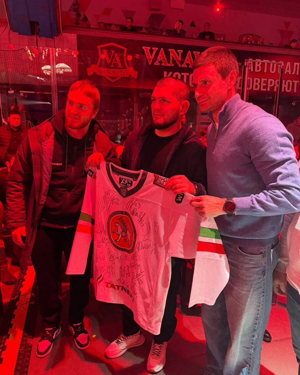 Хабиб Нурмагомедов приехал в Альметьевск на бойцовский турнир где встретился с игроками казанского Ак Барса Михаилом Фисенко Никитой Лямкиным и Алексеем Пустозёровым Пресс служба клуба опубликовала фото со встречи на которой хоккеисты вручили Хабибу свитер Ак Барса с автографами игроков команды По мордасам ПОДПИШИСЬ