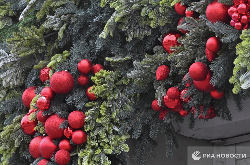 Оформленные к Новому году локации Москвы посещают 92 туристов говорится в опросе аналитического центра ВЦИОМ Так новогодняя туристическая активность в столице сосредотачивается прежде всего в центре города Большинство посетителей выбирают знаковые площади и центральные улицы Красную Манежную Арбат Никольскую Подписаться на РИА Новости