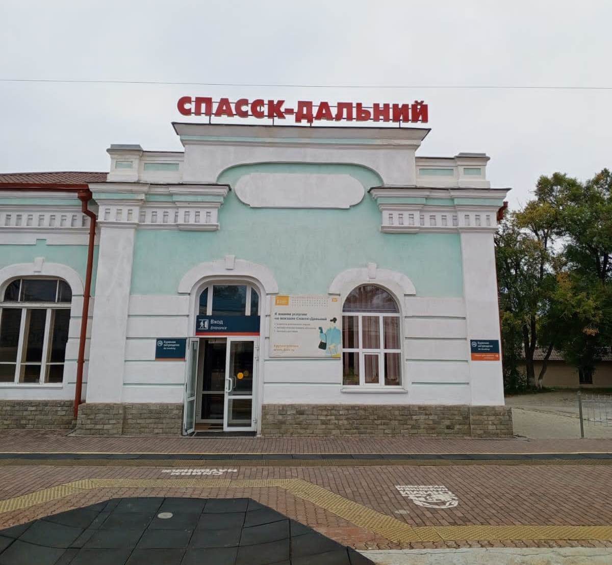 Транспортной полицией Уссурийска завершено расследование уголовного дела о краже сотового телефона  В дежурную часть ЛО МВД России на ст Уссурийск поступила оперативная информация о том что в пассажирском поезде сообщением Советская Гавань Владивосток у него похитили сотовый телефон  В результате оперативно розыскных мероприятий сотрудниками уголовного розыска был установлен и задержан подозреваемый в краже Им оказался 22 летний неоднократно судимый житель Приморской столицы следовавший в одном поезде с потерпевшим В ходе предварительного следствия установлено что проходя мимо купе обвиняемый на столе обнаружил находившийся без присмотра сотовый телефон стоимостью 35 тысяч рублей Воспользовавшись что за ним никто не наблюдает фигурант дела отключил чужой гаджет положил к себе в карман а уже покинув поезд избавился от сим карты  Уголовное дело возбужденное следователями ЛО МВД России на ст Уссурийск по ч 2 ст 158 УК РФ с утвержденным прокурором обвинительным заключением направлено в суд Максимальная санкция статьи предусматривает наказание в виде лишения свободы на срок до пяти лет Фигурант находится под подпиской о невыезде и надлежащем поведении  Дальневосточная полиция подписаться