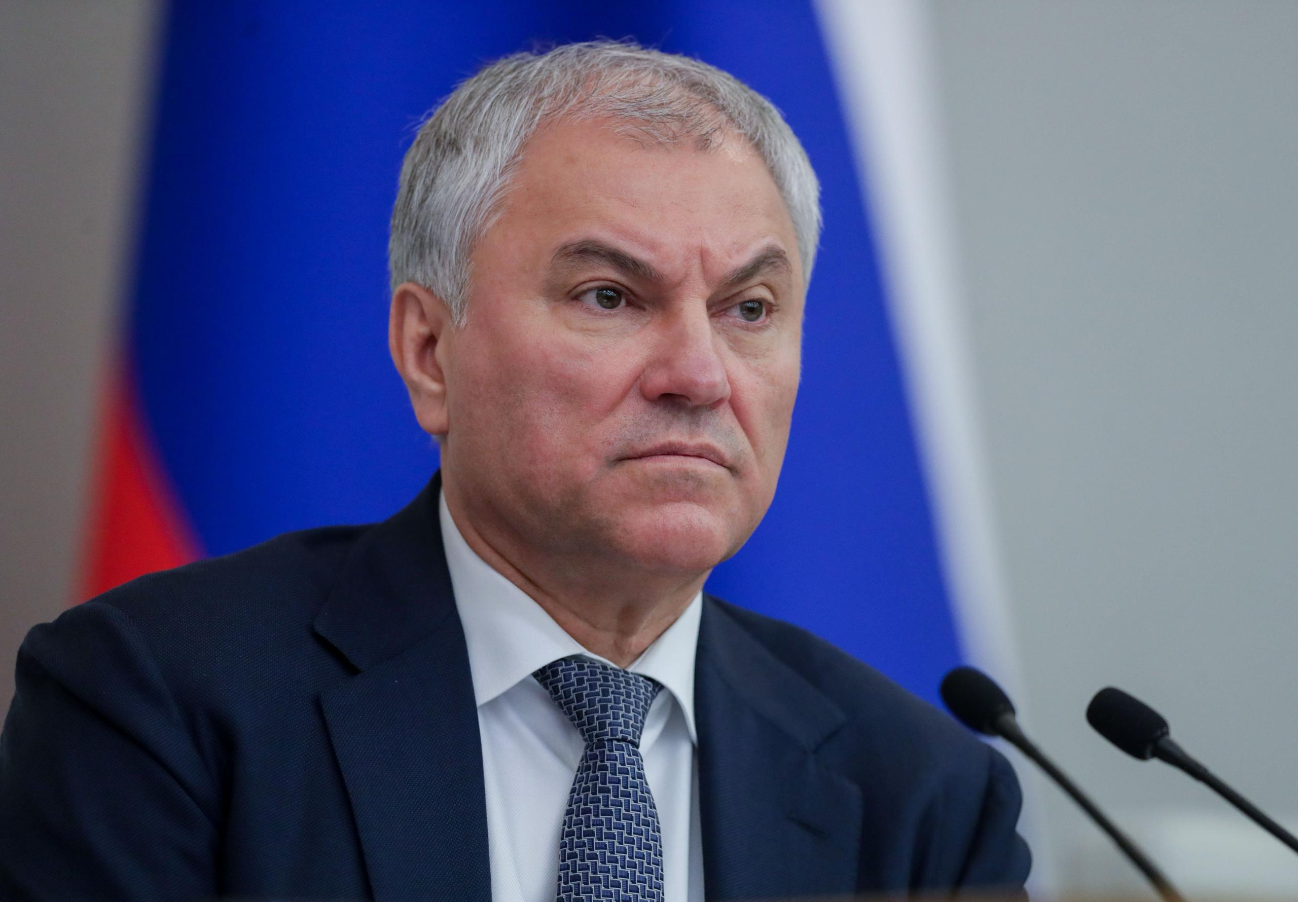 Госдума на пленарном заседании 25 сентября рассмотрит во втором чтении законопроект о внесении изменений в статью 330 1 УК РФ в части уточнения ответственности за уклонение от исполнения обязанностей предусмотренных законодательством РФ об иностранных агентах Об этом журналистам сообщил Председатель ГД Вячеслав Володин Законопроектом предлагается отменить условие о совершении иноагентом двух административных правонарушений по статье 19 34 КоАП РФ Нарушение порядка деятельности иностранного агента в течение одного года для наступления уголовной ответственности заменив его однократным нарушением КоАП РФ По словам Вячеслава Володина усиливая ответственность для иноагентов мы защищаем интересы наших граждан обеспечиваем безопасность государства Те кто не соблюдает наши законы в том числе находясь за границей должны отвечать за свои действия по всей его строгости говорил Председатель ГД Подписывайтесь на Дума ТВ в MAX