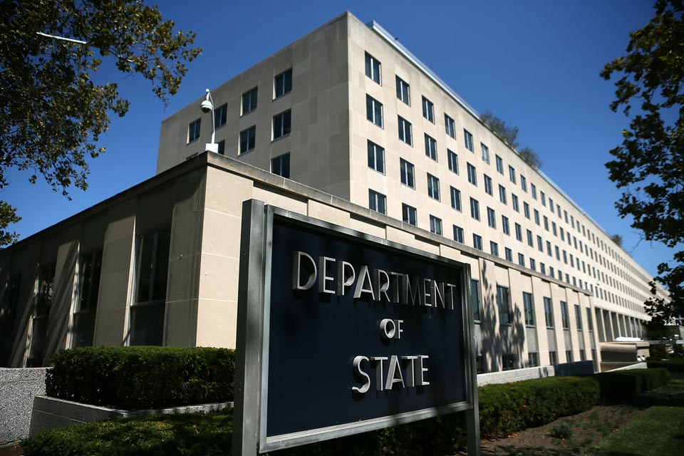 Государственный департамент США вскоре начнёт рассылку уведомлений об увольнении части сотрудников.  Как заявляют в ведомстве, в результате реорганизации будет сокращено несколько сотен рабочих мест.  «В ближайшее время департамент свяжется с теми лицами, которые попали под сокращение», — говорится в электронном сообщении, разосланном сотрудникам заместителем госсекретаря по вопросам управления и ресурсов Майклом Ригасом.  Ригас пояснил, что этим шагом департамент стремится сосредоточиться на приоритетных задачах.  Для справки, в феврале Дональд Трамп издал указ, согласно которому госсекретарю Марко Рубио было поручено проведение реформы дипломатической службы.