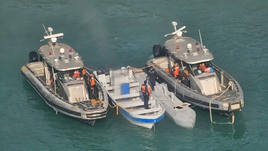 ВМС Колумбии сообщили, что 1 апреля на Карибском побережье страны захватили полупогружную безэкипажную "подводную" лодку, предназначенную для перевозки наркотиков и оснащенную для управления терминалом Starlink. Также на лодке была антенна радиосвязи и две телекамеры - одна для управления по курсу, а вторая для наблюдения за двигателем. Лодка способна вмещать более 1500 кг наркотиков, но была захвачена пустой - по видимому, во время испытаний. Дальность плавания лодки оценена более чем в 800 миль. Колумбийские власти считают, что лодка принадлежит крупнейшему наркокартелю Колумбии Gulf Clan. Сообщают, что первая полупогружная лодка, управляемая через Starlink, была задержана индийской полицией в ноябре 2024 г., и несколько безэкипажных лодок со Starlink было захвачено правоохранительными органами в Средиземном море, но там они использовались для коротких прибрежных рейсов. Фото с ВМС Колумбии