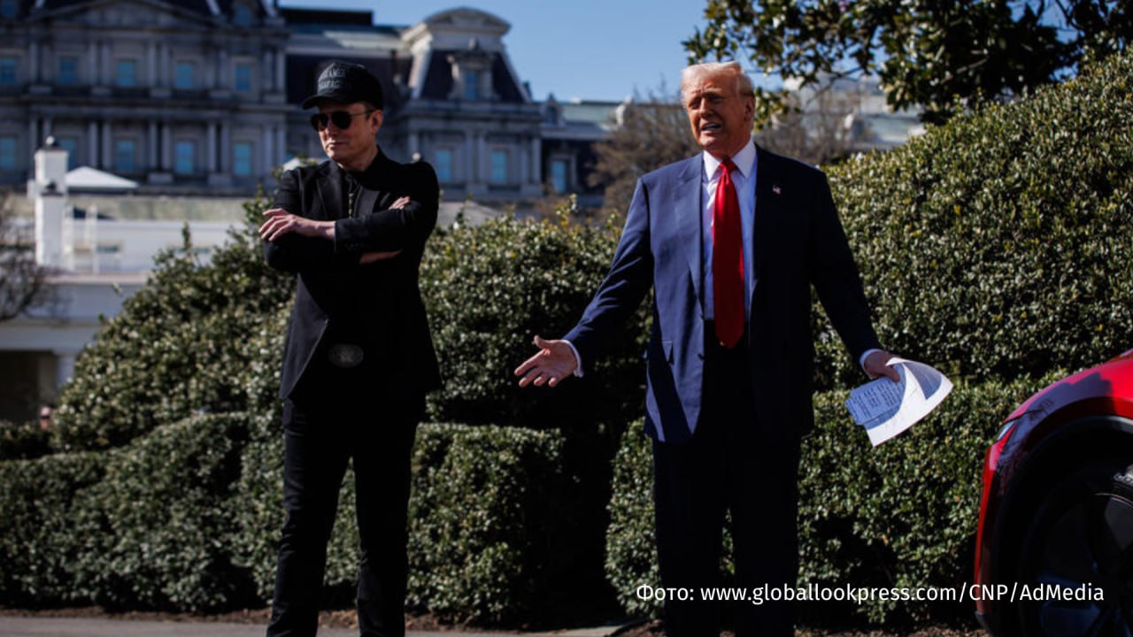"Он просто сошел с ума": Дональд Трамп резко отреагировал на высказывания Илона Маска в X и предложил прекратить субсидии и контракты для его компании, чтобы сэкономить "миллиарды и миллиарды долларов" для бюджета США.  "Илон Маск истощался, я попросил его уйти, я отобрал у него мандат на электромобили. <...> Самый простой способ сэкономить деньги в нашем бюджете, миллиарды и миллиарды долларов, — это прекратить правительственные субсидии и контракты Илона. Я всегда удивлялся, что [экс-президент США Джо] Байден этого не сделал", — отметил Трамп.  Тем временем Илон Маск предложил проголосовать в Х за создание в США новой партии.  "Пришло ли время создать в Америке новую политическую партию, которая действительно будет представлять 80% населения?" — написал миллиардер.       Отправить новость