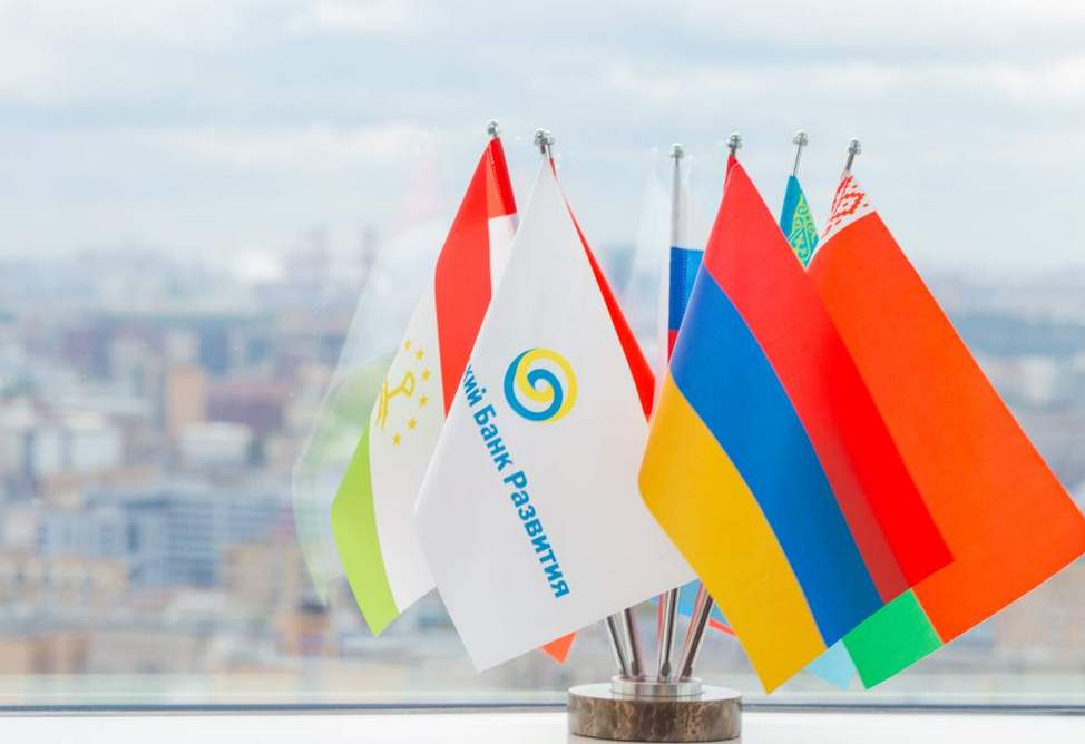 Совокупные инвестиции ЕАБР в Армении за 2022 2025 гг достигли 380 млн зампред Накопленные с 2010 года инвестиции достигают 639 млн сказал заместитель председателя правления ЕАБР Ярослав Мандрон на пресс конференции в Алматы Среди проектов на 2025 2026 гг он назвал поддержку программы модернизации горнодобывающей промышленности цифровой трансформации в горнодобывающем секторе поддержки МСБ Подписывайтесь на arkanewsagency