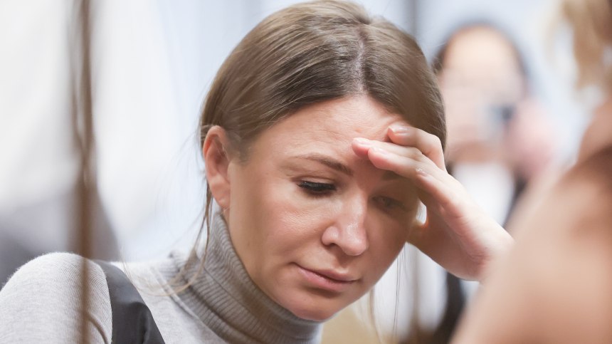 Суд арестовал всю недвижимость Блиновской которую она пыталась скрыть у родственников Московский арбитражный суд принял жесткие меры в отношении имущества осужденной королевы марафонов Елены Блиновской Суд арестовал всю недвижимость которую она успела переоформить на своих близких родственников отца мать и брата Это решение стало ответом на попытку семьи скрыть активы от конфискации Финансовый управляющий блогерши доказала в суде что десятки сделок по передаче имущества родственникам были фиктивными Суд полностью согласился с доводами управления признав необходимость немедленного ареста всего имущества для защиты интересов кредиторов и государства Напомним что Блиновская была осуждена за отмывание 716 миллионов рублей и уклонение от уплаты налогов на сумму свыше 906 миллионов рублей В марте суд приговорил Елену Блиновскую к пяти годам лишения свободы штрафу в 1 млн руб и конфискации имущества Культурненько подпишись