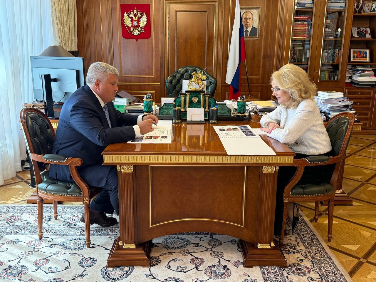 Сегодня в Москве встретился с заместителем Председателя Правительства РФ Татьяной Голиковой   Обсудили ключевые направления социального развития Новгородской области.       За 5 лет в рамках нацпроекта «Культура» обновлены 362 учреждения культуры. Количество посетителей увеличилось более чем в 2,5 раза.    Продолжается реконструкция театра драмы им. Ф.М.Достоевского в Великом Новгороде. В этом году планируем ввести объект в эксплуатацию.    По поручению Президента страны в Великом Новгороде продолжается комплексная реставрация памятников архитектуры. Завершаются работы в Церкви Петра и Павла на Синичьей горе, подрядчик приступил к реставрации церкви Ильи Пророка.     В Боровичах открылась детско-взрослая поликлиника. Сегодня в регионе  120,5 тыс. человек получают медицинскую помощь в комфортном, просторном здании, оснащенном современным медицинским оборудованием.  Также, обсудили с Татьяной Алексеевной вопросы социальной поддержки жителей.     В Валдайском, Боровичском и Старорусском округах реализуется пилотный проект по повышению рождаемости. У нас увеличивается количество многодетных семей – +20,8% за 3 года. С 2026 года проект масштабируется на всю Новгородскую область.    Поддерживаем участников и ветеранов специальной-военной операции. Для ребят и их семей действует 29 видов поддержки.   Спасибо Правительству и лично Татьяне Алексеевне за внимание к региону.    Работаем дальше!