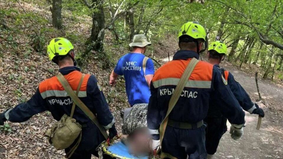 В ущелье Табана Дере в Крыму эвакуировали туриста с травмами СИМФЕРОПОЛЬ 13 сен РИА Новости Крым В ущелье Табана Дере пещерного города Мангуп Кале мужчина получил травмы различной степени тяжести и ему потребовалась помощь спасателей сообщает МЧС Крыма Сотрудники Бахчисарайского аварийно спасательного отряда КРЫМ СПАС и главного управления МЧС России по Республике Крым оперативно обнаружили пострадавшего и оказали ему первую помощь рассказали в министерстве После пострадавшего транспортировали на носилках к месту подъезда бригады скорой и передали медработникам для дальнейшего обследования и лечения Ранее сообщалось что под Судаком альпинисты помогли женщине с собакой спуститься с вершины горы Как рассказали спасатели женщина со своим питомцем гуляла по горе Подробнее