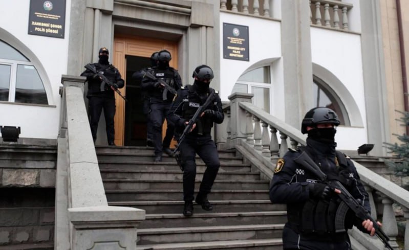 Попытка теракта в Ханкенди задержан житель армянского происхождения В азербайджанском г Ханкенди произошел вооруженный инцидент Житель города армянского происхождения Карен Аванесян забрал заранее спрятанные в лесу автомат Калашникова с 4 патронами а также 5 ручных гранат и попытался приблизиться к месту проведения мероприятия в Ханкенди Согласно данным МВД Азербайджана Аванесян оказал вооруженное сопротивление сотрудникам полиции бросив и их направлении три гранаты и открыв по ним огонь из автомата В результате пострадал один полицейский Нападавший который также получил ранения во время ответного огня задержан По факту возбуждено уголовное дело ведется расследование Подпишись на Без Тормозов Подпишись также на Х Прислать новость