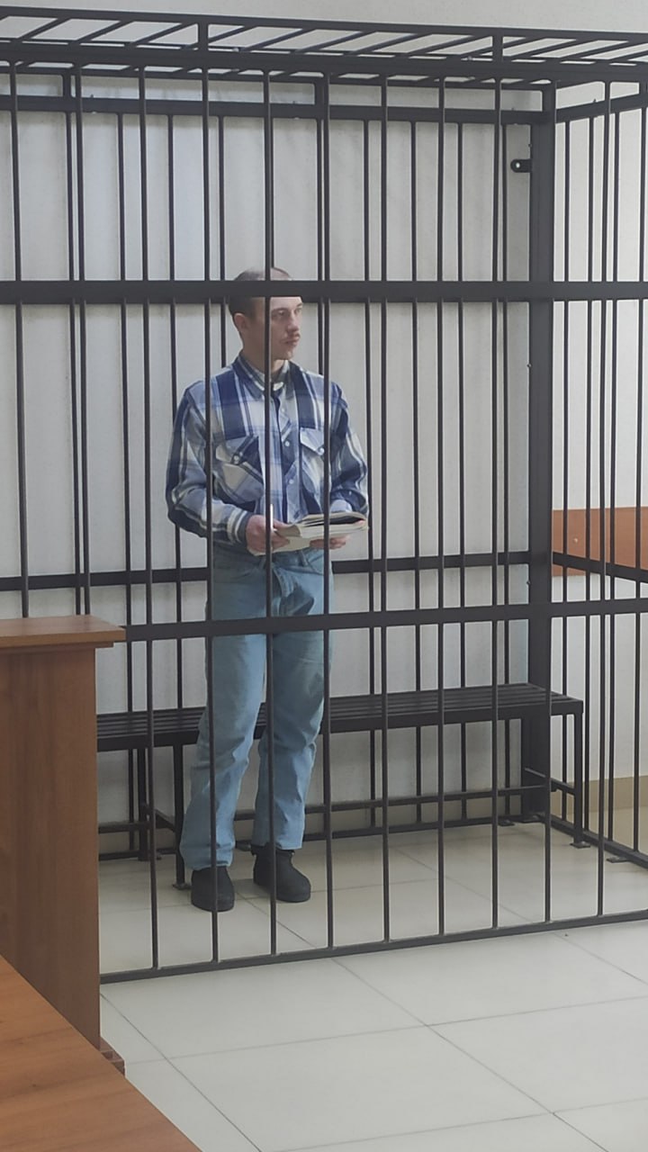Уральца приговорили к 17 годам за убийство жены-полицейской и слежку за людьми Красноуфимский районный суд признал Артура Русинова виновным в жестоком убийстве собственной жены, а также в серии других преступлений. Он получил 17 лет колонии строгого режима. Трагедия произошла в апреле 2022 года у реки Бисерть, недалеко от посёлка Первомайский. Русинов знал, что жена поедет туда на рыбалку, подкараулил её, несколько раз ударил сапёрной лопаткой, а затем сбросил в воду — женщина утонула. Следствие установило, что он пошёл на убийство из личной неприязни. Позже выяснилось, что мужчина и до этого нарушал закон. Он тайно читал чужие переписки, собирал личные данные, использовал спецтехнику для слежки и распространял порнографию, включая материалы с участием несовершеннолетнего. На суде Русинов вину не признал и заявил, что доказательств для признания его вины было недостаточно. : Красноуфимскй районный суд Уралити