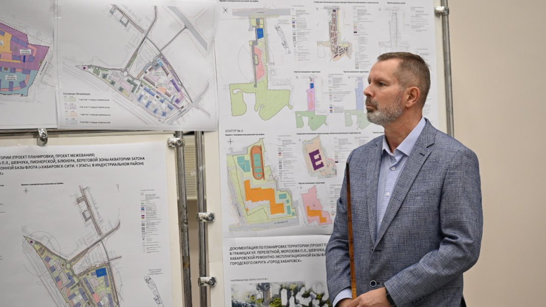 Надо доработать мэрия подвела итоги слушаний по проекту Хабаровск Сити В краевой столице подвели итоги общественных обсуждений проекта первого этапа Хабаровск Сити Несмотря на то что у жителей было много замечаний к застройщику начиная от нехватки соцучреждений и заканчивая вынужденным переносом лодочных станций комиссия не стала выносить отрицательное заключение Но и одобрения специалисты не дали документацию представленную застройщиком отправили на доработку Прочитать статью полностью Подписаться на DVHAB   Написать в DVHAB