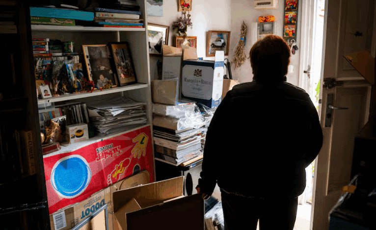 В Мадриде консьержка случайно спрятала картину Пикассо В жилом комплексе на севере Мадрида пожилая консьержка приняла маленький сверток за обычную посылку и занесла его внутрь Оказалось что внутри был шедевр Пикассо стоимостью сотни тысяч евро предназначенный для выставки в Гранаде Пока работа лежала среди коробок и газет полиция и сотрудники культурного центра искали пропавшую картину опрашивая водителей и проверяя камеры наблюдения Долорес была сильно удивлена когда к ней пришли правоохранители Культура Новости Скандалы Мадрид   russpain com news v madride konserzhka sluchajno spryatala kartinu pikasso prinyav ejo za obychnuju posylku 314756