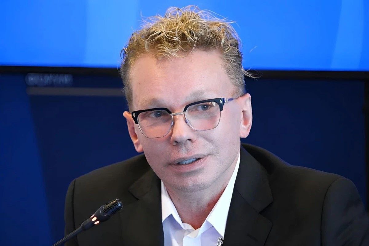 Президент Рив Гош Эдгар Шабанов рассказал о результатах первых месяцев стратегического партнерства со структурой РВБ объединенной компании Wildberries Russ и формировании новой модели в которой онлайн платформа и развитая офлайн розница работают как единое целое Рив Гош зафиксировал рост интереса к своим товарам на Wildberries по ключевым категориям парфюмерия средства для ухода декоративная косметика В первую очередь вырос спрос на мужскую косметику и парфюмерию Рив Гош присутствовал на маркетплейсах и раньше но именно стратегическое партнерство с Wildberries дало принципиально иной масштаб РБК Отрасли