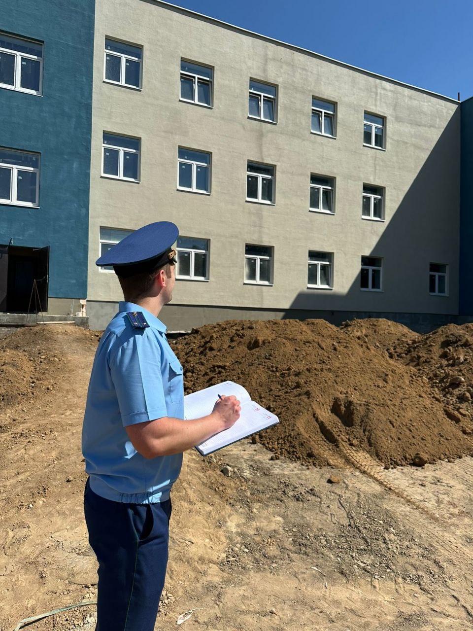 Прокуратура Краснокутского района проинспектировала ход строительства поликлиники в Красном Куте Объект возводится в рамках реализации приоритетного национального проекта «Здравоохрание». Выход на объект показал, что в настоящее время сроки строительства соблюдаются. В ходе мероприятия подрядчику указано на недопустимость отставания от графика выполнения работ и неукоснительное соблюдение требований к их качеству. Кроме того, прокуратура района ранее представителю подрядчика объявляла предостережение. Ход строительства находится на контроле прокуратуры района.