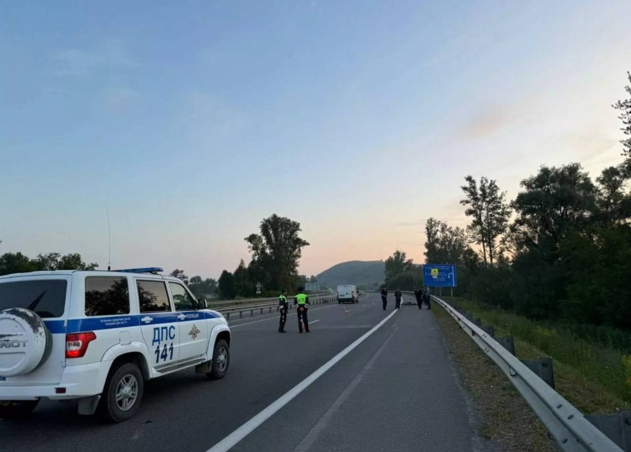 На Чуйском тракте неизвестный водитель насмерть сбил пешехода и уехал В ночь на 19 июля трагедия произошла в Майминском районе на федеральной трассе Р‑256 "Чуйский тракт". Примерно в 2:51 в полицию поступил тревожный звонок: на обочине дороги, недалеко от поворота к селу Платово, обнаружили тело мужчины без признаков жизни, сообщили в ГУ МВД по Республике Алтай. На место ЧП немедленно выехали сотрудники правоохранительных органов. По предварительным данным, между 2.30 и 3.00 неизвестный водитель на неустановленном автомобиле сбил 39‑летнего жителя Алтайского края, который шел вдоль дороги в сторону Бийска. От полученных травм мужчина скончался до прибытия медиков. Сейчас полиция ведет проверку и разыскивает виновника аварии. Толк