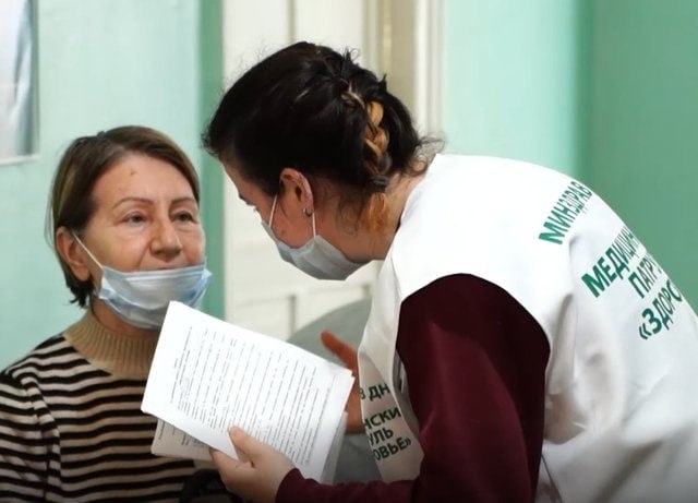 19 муниципалитетов за два месяца: медицинский патруль «Здоровье» продолжит работу в ДНР  Бригады медпатруля «Здоровье», по поручению главы ДНР Дениса Пушилина, примут пациентов из 19 населенных пунктов Республики, где не хватает узкопрофильных специалистов.   До 4 июля прием будет вестись в Иловайске, сообщил в своем телеграм-канале руководитель региона. Записаться можно по номерам +7  949  349-31-54 и +7  856  572-28-28.  Дальше медпатруль будет работать по такому графику:    7-11 июля: ЦГБ в Снежном и ГБ в Енакиево;    14-18 июля: ЦГБ в Дебальцево и в Шахтерске;    21-25 июля: ЦГБ в Торезе и Кировском;    28 июля-1 августа: ЦГБ в Ждановке и ГБ №2 в Горловке;    4-8 августа: Мангушская ЦРБ и ЦГБ Докучаевска;    11-15 августа: ЦГБ в Харцызске и Амвросиевская ЦРБ;    18-22 августа: Волновахская и Володарская ЦРБ;    25-29 августа: Новоазовская и Старобешевская ЦРБ;    1-5 сентября: ЦРБ Тельмановского района и Ясиноватская ЦРБ.  Напомним, в состав бригад входят хирург, эндокринолог, уролог, онколог, гинеколог, кардиолог, травматолог-ортопед, терапевт, дерматовенеролог и невролог. На прием с собой нужно взять паспорт, СНИЛС, полис ОМС  если есть  и амбулаторную карту.  О телефонах для записи глава ДНР пообещал сообщить дополнительно в своем ТГ-канале.  Фото: ТГ-канал Дениса Пушилина