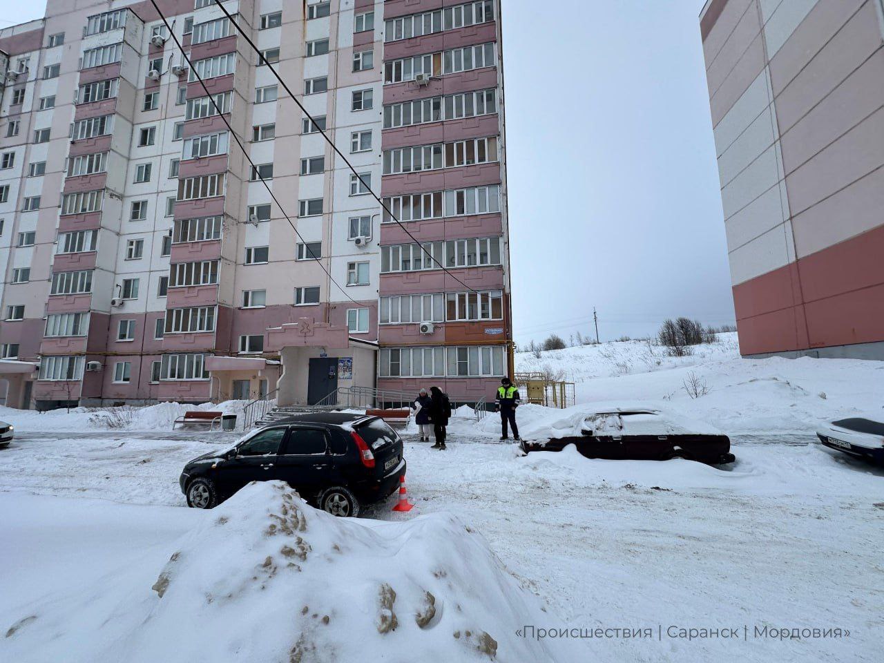 Ребенка сбила машина во дворе многоэтажки в Саранске Произошло все по информации Госавтоинспекции Мордовии вчера утром на Т Бибиной Водитель Лады Калины сдавая назад наехал на 9 летнего мальчика не заметив его Тот переходил часть дороги по линии тротуара В результате аварии мальчика доставили в больницу где ему оказали медицинскую помощь водителям надо внимательнее передвигаться на машине во дворах Читайте нас в MAX Подписаться на канал