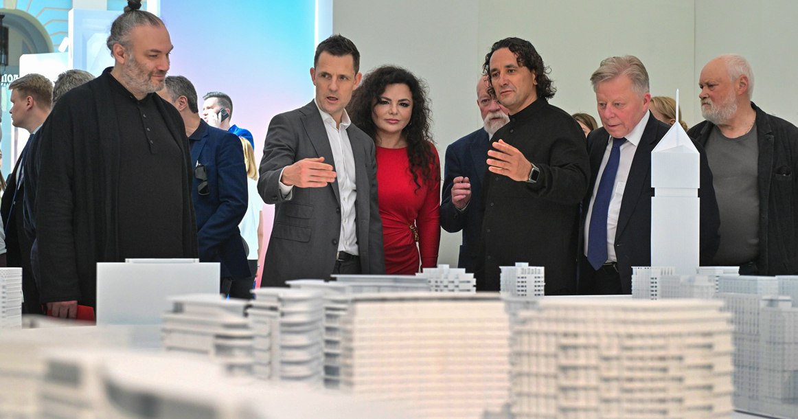 «АРХ Москва-2025» стала взрослой, но про себя не забывает задорно ухмыляться По павильонам неспешно фланируют работники архитектурных бюро средних лет, их коллеги и руководители постарше в дорогих пиджаках, а также студенты архитектурных вузов, которые выглядят более неформально, но все же стараются не выбиваться из заданного сообществом дресс-кода. В соседнем с «Футуратором» павильоне «Панорама» исследуется фэнтезийное будущее русской архитектуры. Здесь строят «пчелиные мегаполисы», города из грибных спор и храмы цифровых знаний в стиле ретрофутуризма. Декларируется: «Мысли о том, как мы будем жить завтра — в каком-то роде и есть суть архитектуры». Петр Скопин сходил на открытие юбилейной, 30-й «АРХ Москвы» в «Гостином дворе» и не обнаружил там ажиотажа, зато понял, что архитектура в Москве — это все-таки нечто большее, чем просто архитектура.