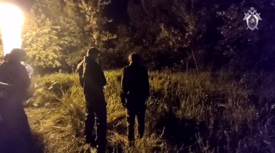 В Ростовской области прокурор запросил пожизненное за убийство восьмилетней девочки Гособвинение в Ростовском областном суде потребовало назначить пожизненное лишение свободы мужчине обвиняемому в убийстве восьмилетней девочки в станице Ольгинская Аксайского района Об этом сообщили в объединенной пресс службе судов региона Заседание прошло в закрытом режиме Напомним что 17 мая 2024 года в правоохранительные органы обратилась местная жительница с заявлением о пропаже своей восьмилетней дочери которая ушла из дома и не вернулась В ходе оперативно разыскных мероприятий тело ребёнка с признаками насильственной смерти было найдено в лесопосадке По данному факту было возбуждено уголовное дело по статье предусматривающей ответственность за убийство малолетнего Подпишись на 1Rnd Написать в редакцию