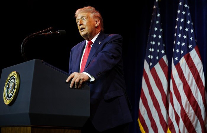 Дональд Трамп подписал меморандум о выходе Вашингтона из 66 международных организаций сообщил Белый дом Документ обязывает все исполнительные департаменты и агентства прекратить участие и финансирование 35 организаций не входящих в Организацию Объединенных Наций и 31 структуры ООН которые действуют вопреки национальным интересам безопасности экономическому процветанию или суверенитету США В Белом доме подчеркнули что выход из этих структур положит конец финансированию и участию американских налогоплательщиков в организациях которые продвигают глобалистские интересы в ущерб приоритетам США либо решают важные вопросы неэффективно или нерационально Список упомянутых организаций не приводится Фото Alex Wong Getty Images interfaxonline