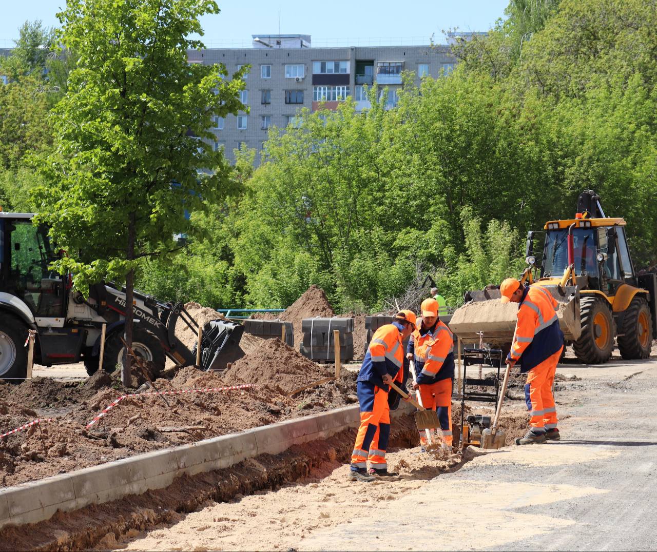 В Зеленодольске продолжаются работы по программам капитального ремонта многоквартирных домов и «Наш двор». Ул. Фрунзе, 3 - дом 1981 года постройки. Здесь запланирован ремонт кровли, фасада и подвального помещения. С представителем подрядной организации обсудили ход работ, пообщались с местными жителями, люди здесь очень ответственные и неравнодушные, все замечания учтены. Всего в Зеленодольском районе в этом году отремонтируют 39 МКД. «Наш двор» - одна из самых востребованных населением программ. В этом году мы заявили 60 дворов. Сегодня осмотрели дворы по улицам Гоголя, Гастелло и Энгельса. Ранее сотрудники управляющих компаний провели собрания с жильцами, где утвердили схемы реновации. Особое внимание будет уделяться благоустройству детских площадок и зеленых насаждений. Эш барышын үз контролемдә тотам. Барысын да вакытында һәм югары сыйфатта башкарырга тырышачакбыз.