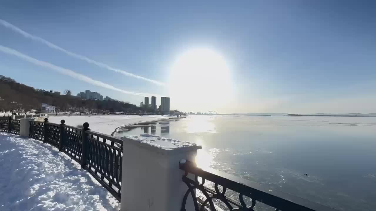 Ледоход на Амуре в Хабаровске начался с задержкой