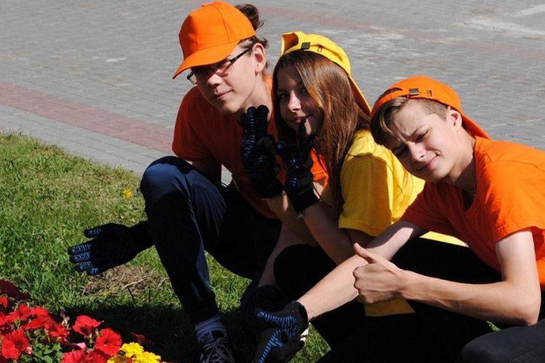 Более 1000 школьников трудоустроят этим летом в Вологде Рабочие места на летний период подготовлены для детей от 14 лет на средства областного и городского бюджетов, а также за счет бизнеса. Для сравнения: летом прошлого года были трудоустроены около 700 подростков. Школьные бригады создадут на базе 39 образовательных организаций. Согласно трудовому законодательству, рабочий день учеников составит четыре часа. Бригады приступят к работе в июне, их главной задачей станет оказание помощи в подготовке школ к новому учебному году. Школьникам, желающим устроиться на работу, следует обращаться в Отделение занятости населения по Вологде и Вологодскому округу на улице Маршала Конева, 15, строение 2 либо по телефону: 8 817-2 74-07-16.