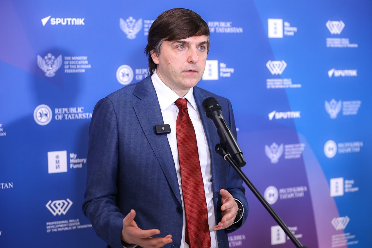 Предмет Духовно нравственная культура России может войти в перечень для сдачи ЕГЭ глава Минпросвещения Мы планируем что в том числе предметные результаты ДНКР Духовно нравственная культура России войдут в Единый государственный экзамен сказал на форуме учителей истории и обществознания глава Минпросвещения РФ Сергей Кравцов Духовно нравственную культуру России ДНКР начнут преподавать в российских школах с 2026 2027 учебного года Предмет станет обязательным для изучения с 5 го по 7 й класс В тексте приказа Минпросвещения говорится что изучение ДНКР направлено на формирование у обучающихся мировоззрения основанного на традиционных российских духовно нравственных ценностях Делать это планируется через изучение жизни различных государственных деятелей в том числе героев специальной военной операции и иных значимых личностей России Кроме того с 1 сентября 2026 года в целях оптимизации нагрузки сократится объем изучения иностранных языков до двух часов в неделю