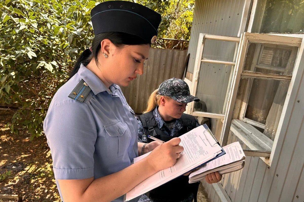 Более 1,5 млн рублей взыскали с алиментщика в пользу ребенка-инвалида в Новороссийске. Горе-отец из Новороссийска систематически не платил алименты 11-летнему ребенку и накопил долг в 1 млн 525 тыс. рублей. Должнику назначали обязательные работы, однако это не помогло исправить ситуацию с выплатой алиментов. Поэтому на мужчину возбудили уголовное дело. Через несколько дней после этого он произвел полную оплату долга по алиментам в пользу сына. Поддержать канал голосом: голос! Гелен.ЧП Наш ВКонтакте Геленджик. ЖЕСТЬ 18+ Прислать новость