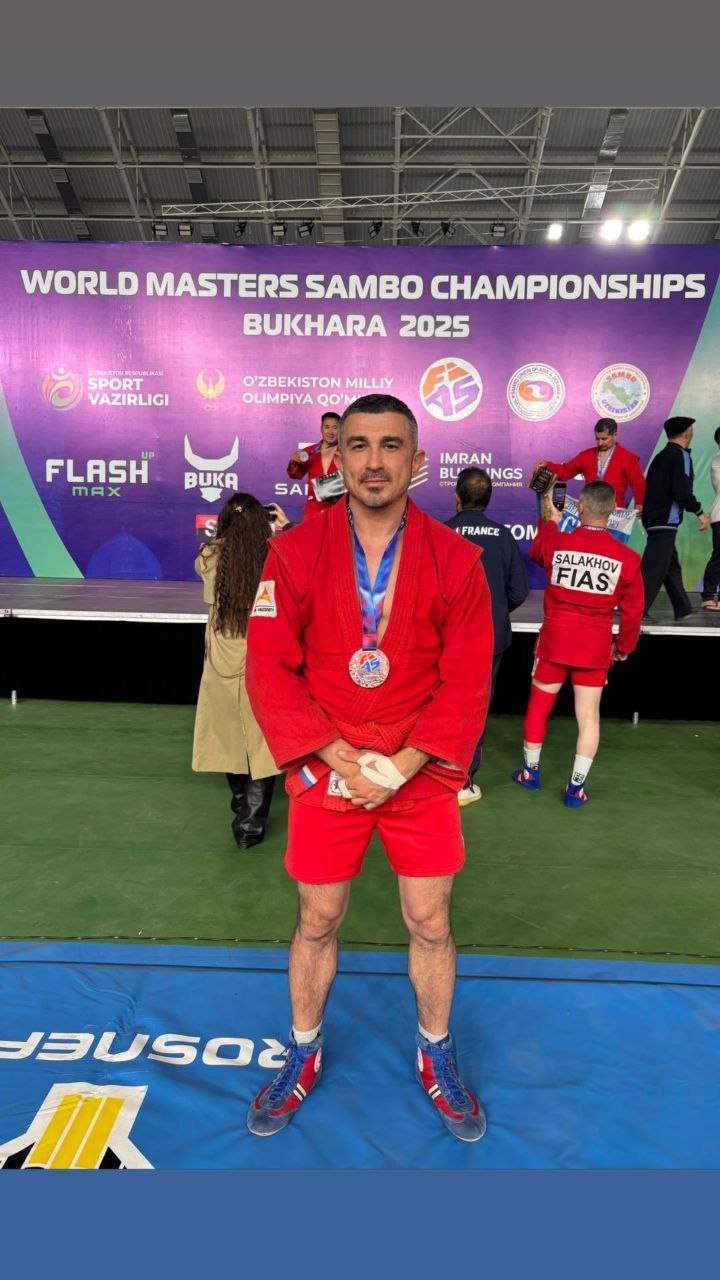 Тренер БГПУ им Акмуллы призёр Чемпионата мира по самбо С 24 по 26 октября в Бухаре Узбекистан прошёл Чемпионат мира по самбо среди мастеров Город известный своей богатой историей и колоритной атмосферой принял спортсменов из разных стран Шарипов Рафаэль Фирдусович завоевал бронзовую медаль в весовой категории 71 кг Гордимся вашим упорством и мастерством Пусть эта награда станет ступенью к новым вершинам АССК асск ССКАрслан студенческийспорт Акмуллинский